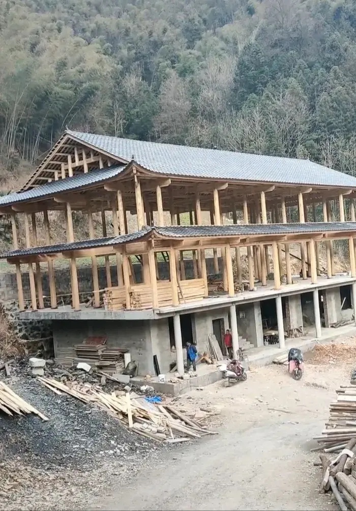 真的搞不明白，花大几十万在深山里修这样的房子意义何在。
以前跟我做的一个兄弟，从