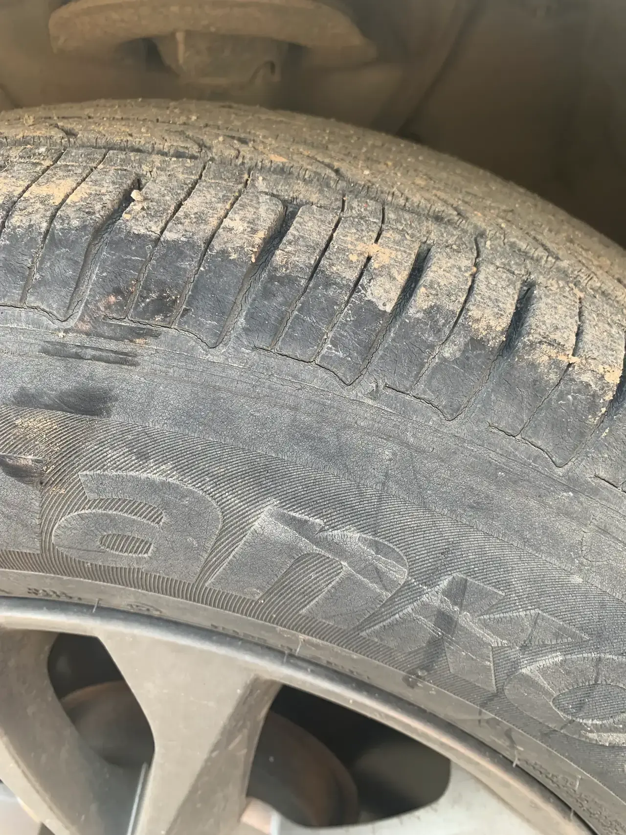 我是2014年买的车，suv ，差不多快十年了，公里数六万多点，轮胎一直没换，每