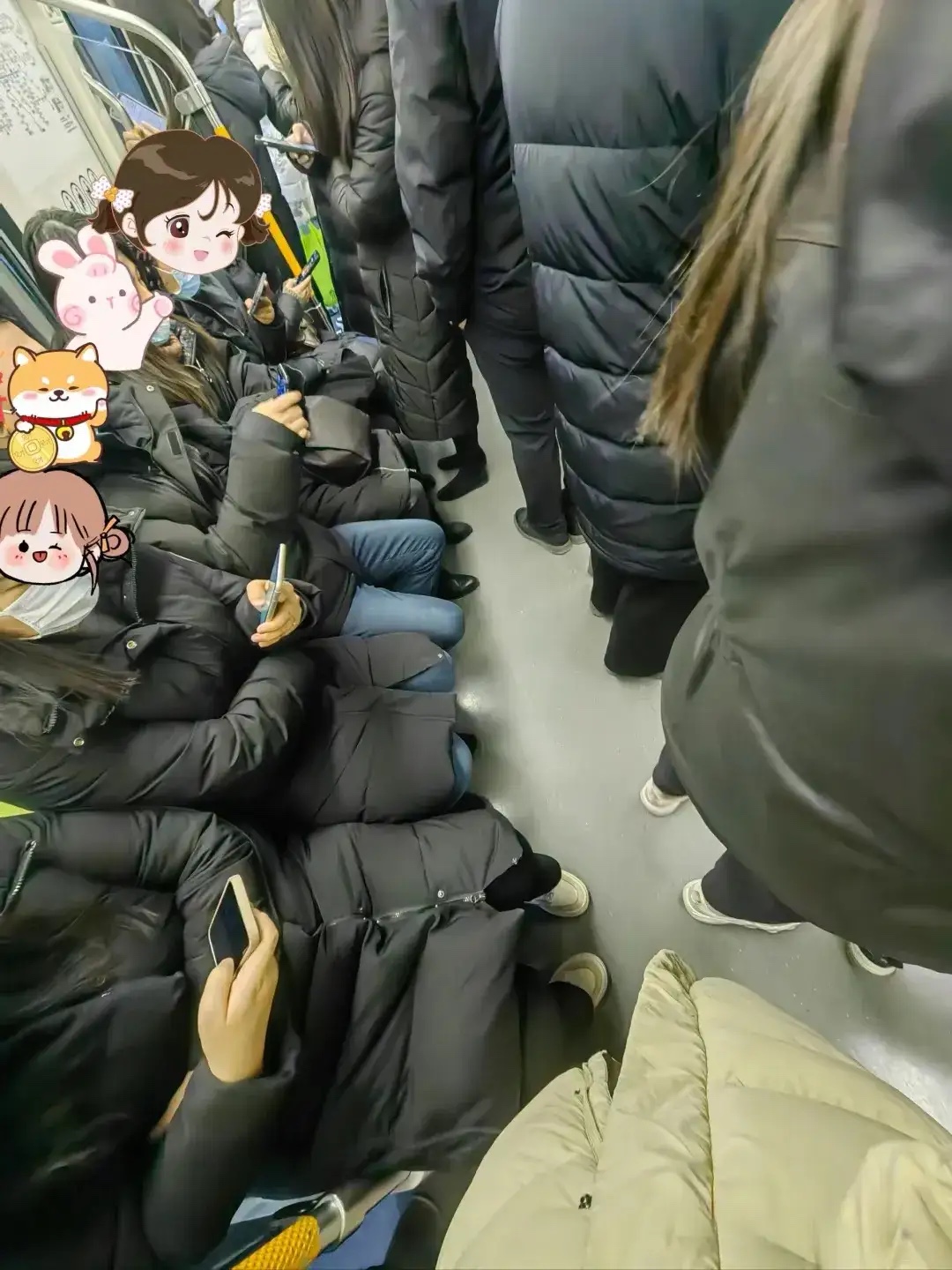 果然！大北京没有穿搭！

本来痛经正心情低落！
一上地铁，突然被到笑点！
大北京
