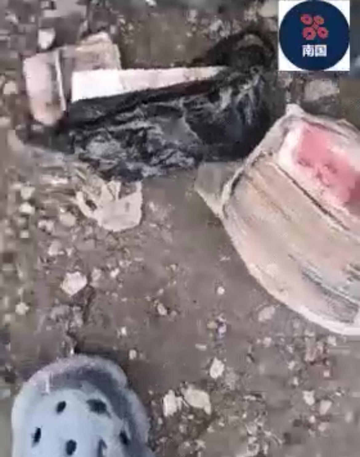 缅甸真是个神奇的地方，除了能捡到枪支弹药，还能在水塘边捡到成捆成捆的人民币。应该