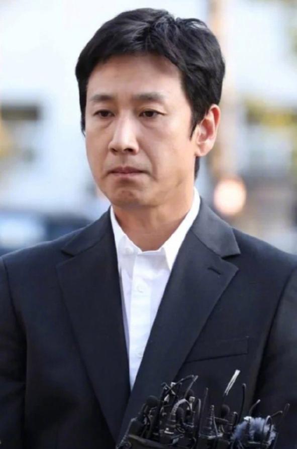 27日，韩国警方接到报警称演员李善均于卧龙公园被发现晕倒在车内，疑似燃碳自杀。这