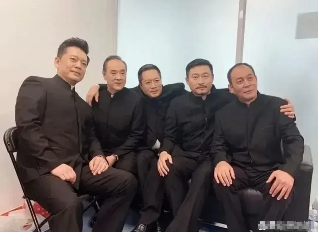 《亮剑》老伙计合影中少了一个人，您知道是谁吗？