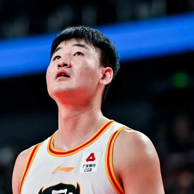 恐怖的国手，13次出手38分，相当于13记三分弹无虚发！高诗岩望球兴叹。

山东