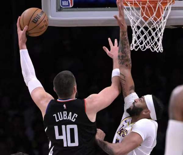 今天洛杉矶快船队发布了一个不幸的消息，球队的首发中锋祖巴茨因为右小腿拉伤，最少将