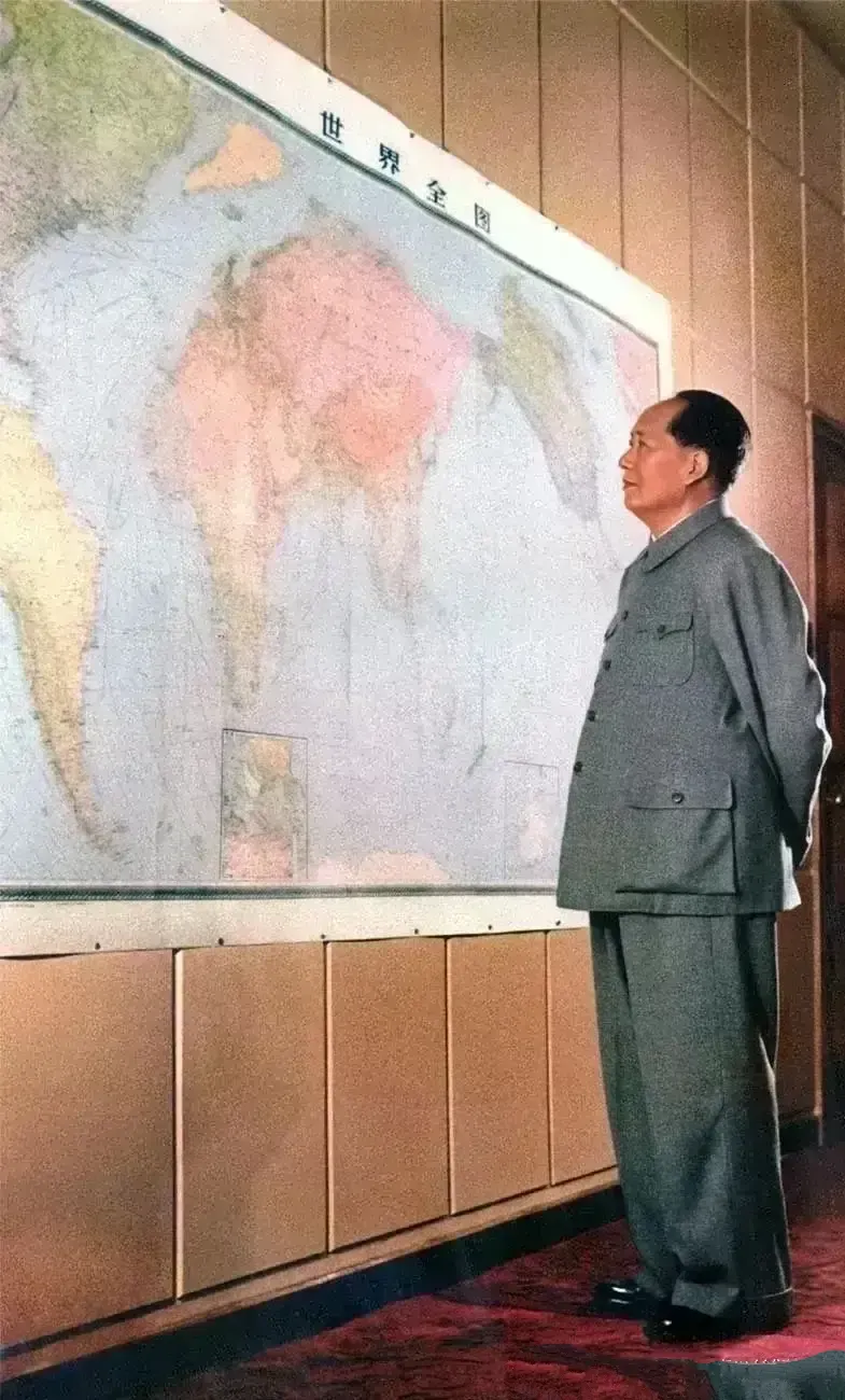 毛主席的十五大身份：

第一、    政治家
第二、    革命家
第三、   