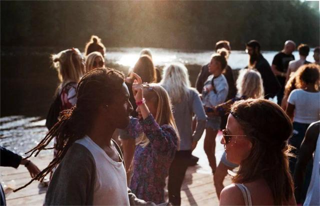 梦见很多人，探索梦境中的社交景象与深层含义