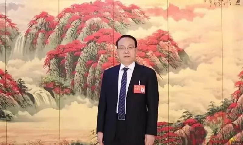 发现了一个颇为有趣的现象，即一个高级官员在任职期间容光焕发，头发油光发亮。然而，