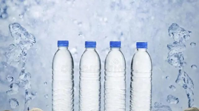 一瓶矿泉水，24万微塑料！对健康有何危害？如何减少接触？一文说清