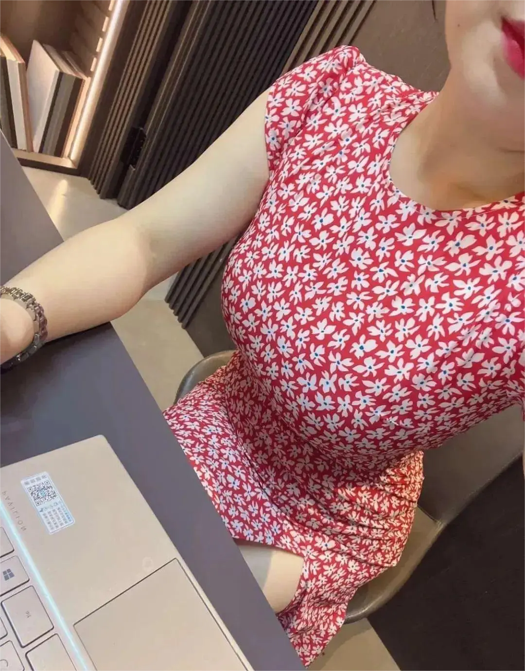 昨天晚上，我和月薪20000的女生相亲吃饭，我们两个人吃了620元，我买完单后，