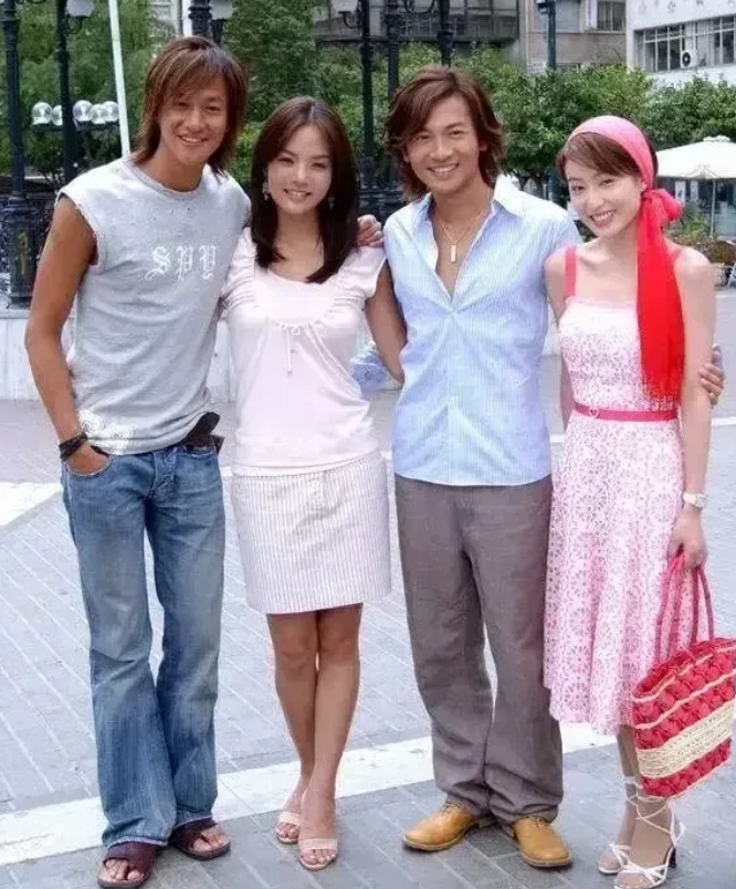 2004年四位主演拍情定爱琴海同框合影。
那一年何润东29岁，
那一年蔡琳25岁
