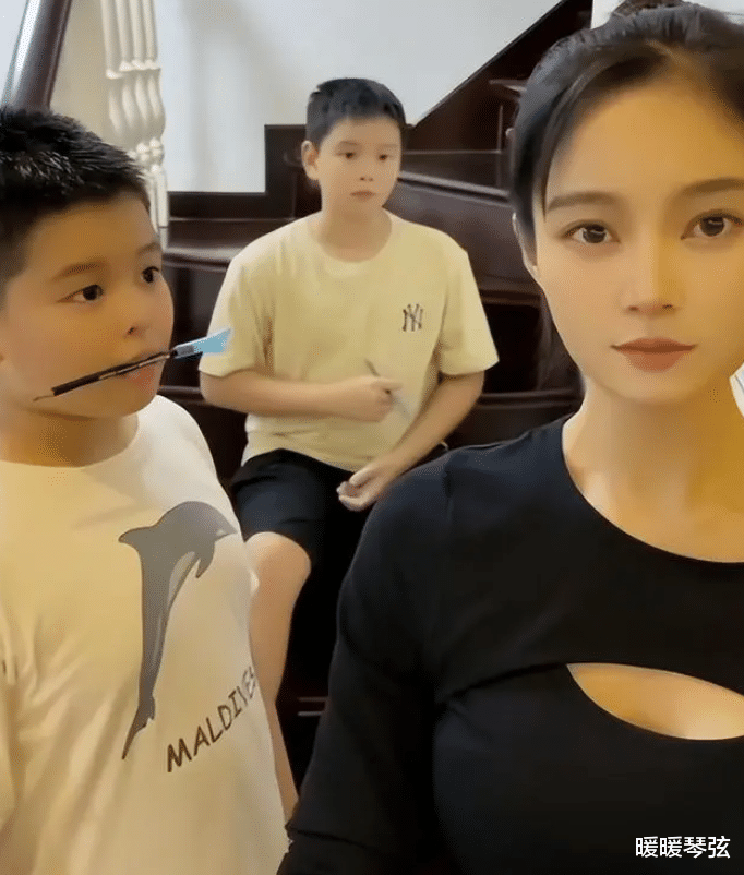 王媛可住北京大别墅, 老公出镜帅气, 开1万元的车接送双胞胎儿子
