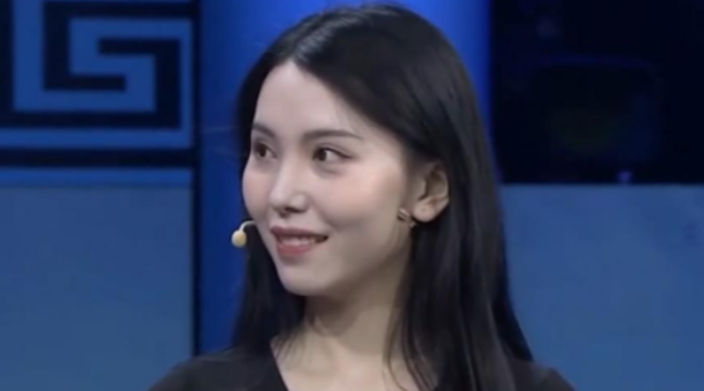 1998年，女孩小李逛古玩市场时，相中一个紫色的肚兜，最后花20元买了下来。几年