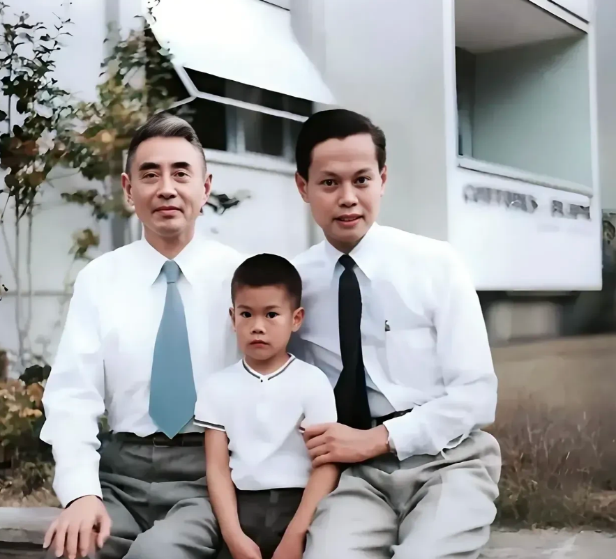 祖孙三人，颜值一代不如一代。估计都是随了母亲家的长相，但一笔写不出两个（杨）字，