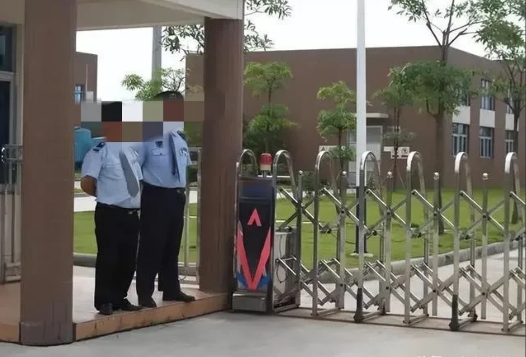 “业主停车也必须交费！”河北承德，一男子开车出小区，因为没有缴纳停车费保安不抬杆