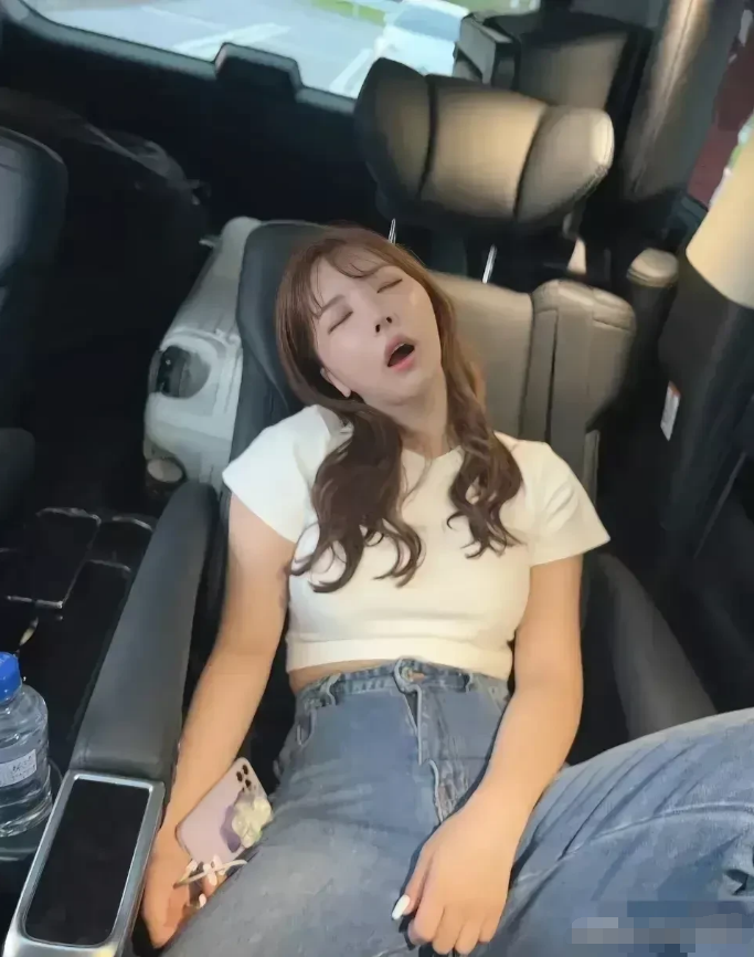 这女子的睡姿还真是有点搞笑，这睡熟的动作太到位了！