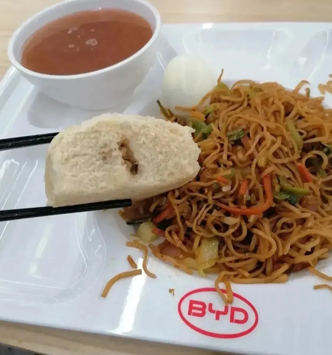 比亚迪和特斯拉是两大电动车巨头，但是员工的伙食差别很大，一个是几乎找不到肉馅的包