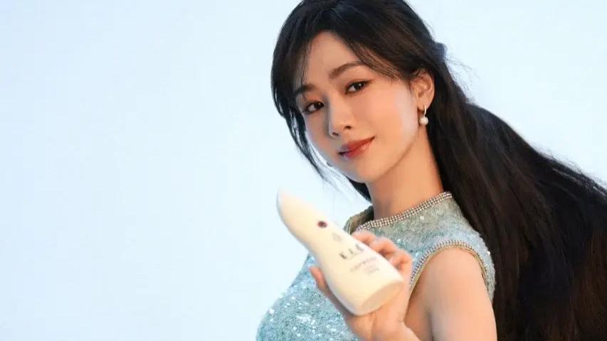 戴假发拍洗发水广告，杨紫新广告涉虚假宣传，这类广告还得看成龙