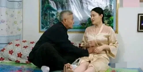 2009年，赵本山将关婷娜喊到办公室悄声说道：“小关啊，我想让你做我的御用老伴，