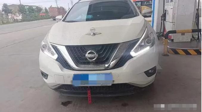 今天打车时，我发现了一件非常奇特的事情。出租车司机在开车时竟然没有踩过离合器。一