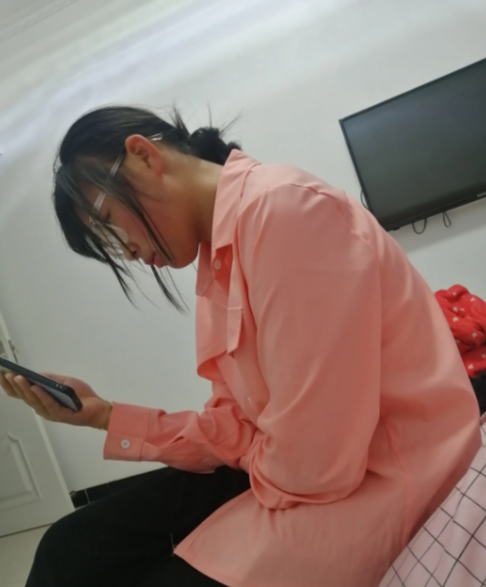 俺闺女17岁了，今年上高三，再有几个月就十八岁生日了。我从来不敢给别人说，一是怕
