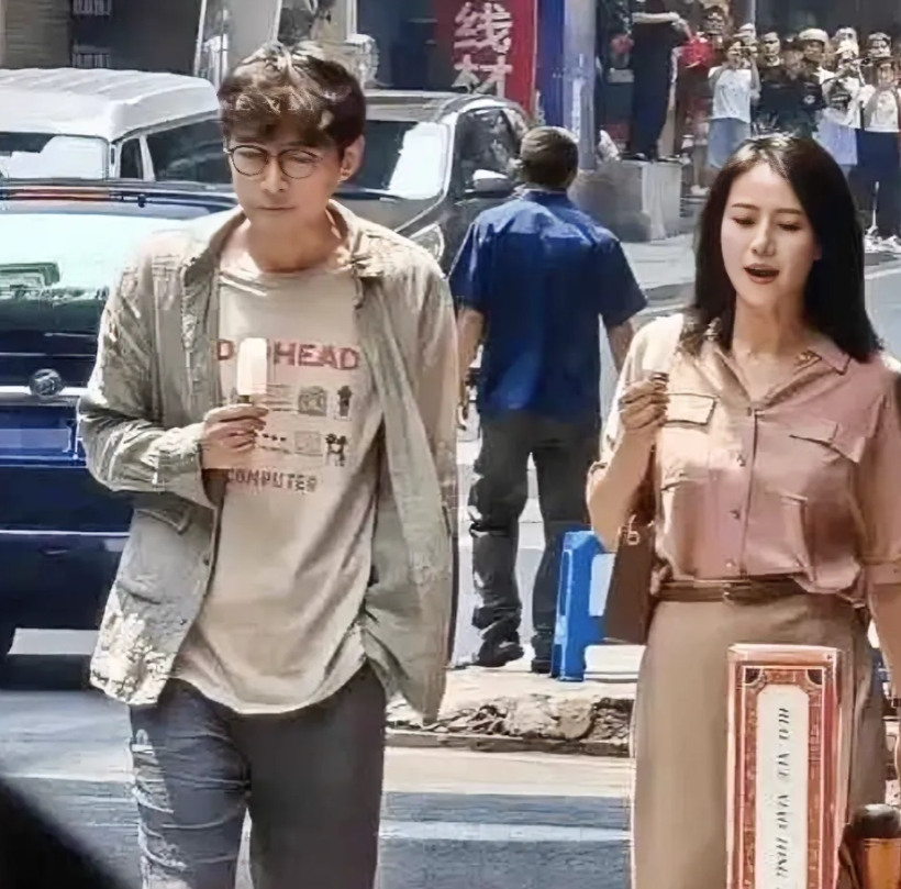 看看他俩是谁？这么潇洒地在大街上闲逛，好轻松！
女生，号称＂国民女神＂，五官精致