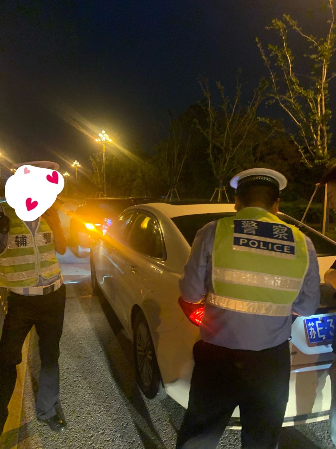 记录第一次遇到追尾事故
今天和侄女一起在苏州西山风景区游玩，返程路上本来心情很好