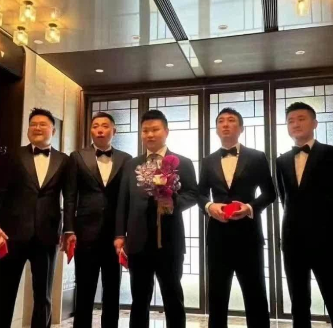 我万万没想到，王思聪居然在团里担任了最帅气的伴郎。他的出现让整个团队都为之惊艳，