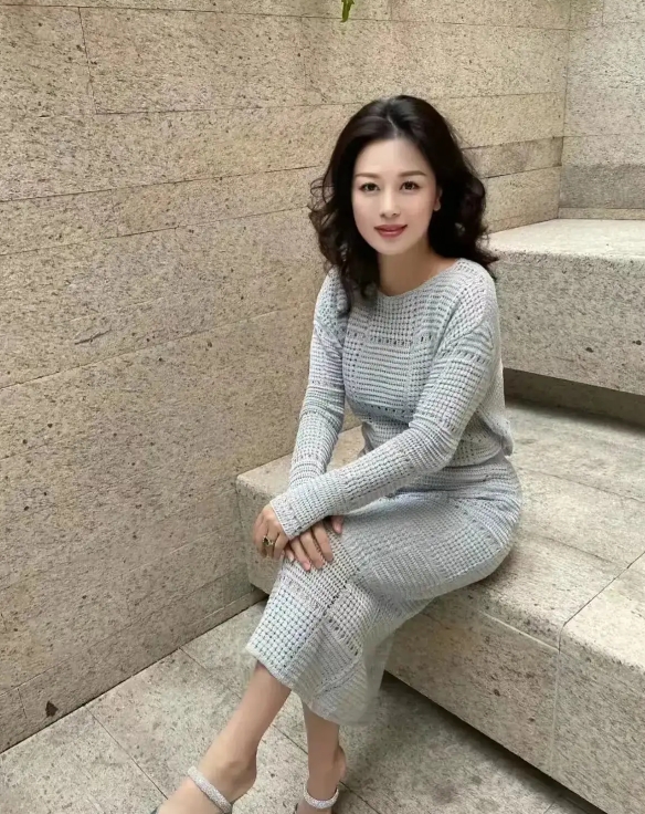 那次我喝多了，他在酒店整整照顾了我一个晚上。早上醒来，他开玩笑问我：“孤男寡女的