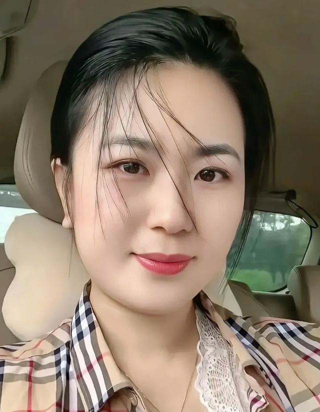 我是一个19岁的女生，今天中午在家裸体，因为觉得不穿衣服很舒服，然后听到我妈回来