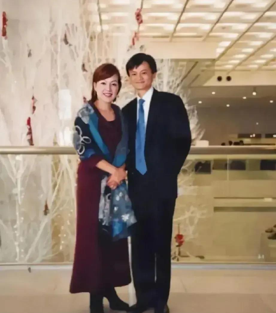 这张照片拍摄于2000年，年轻时的马云，和一个女人在一起，两个人摆拍下了这一张照