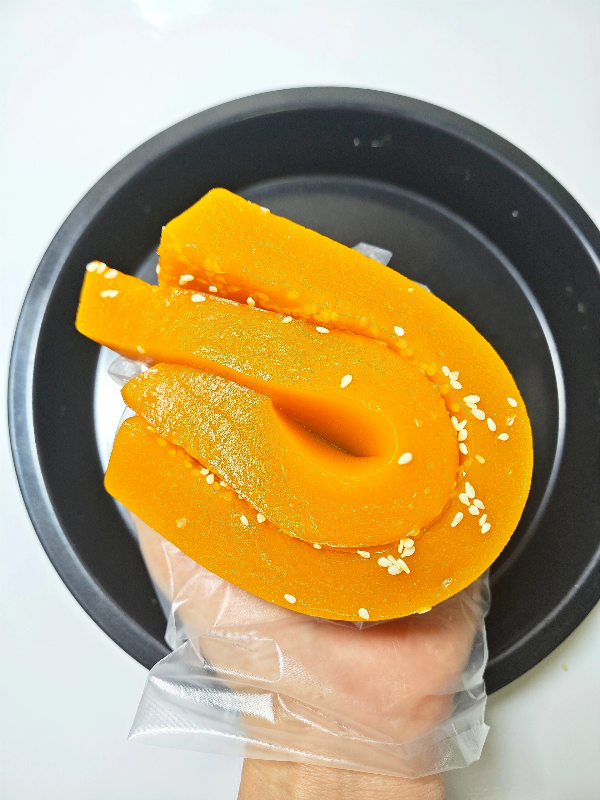 如果你家里有吃不完的南瓜，那么这款南瓜蒸糕绝对是一个不错的选择。

它不仅香甜可