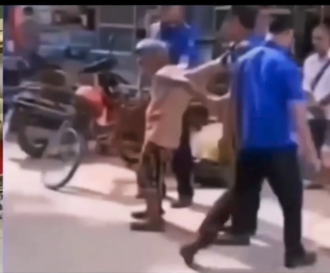 真是威风凛凛，好大的功劳啊，网传五名人高马大的城管在某市街道路边巡查，发现一违规