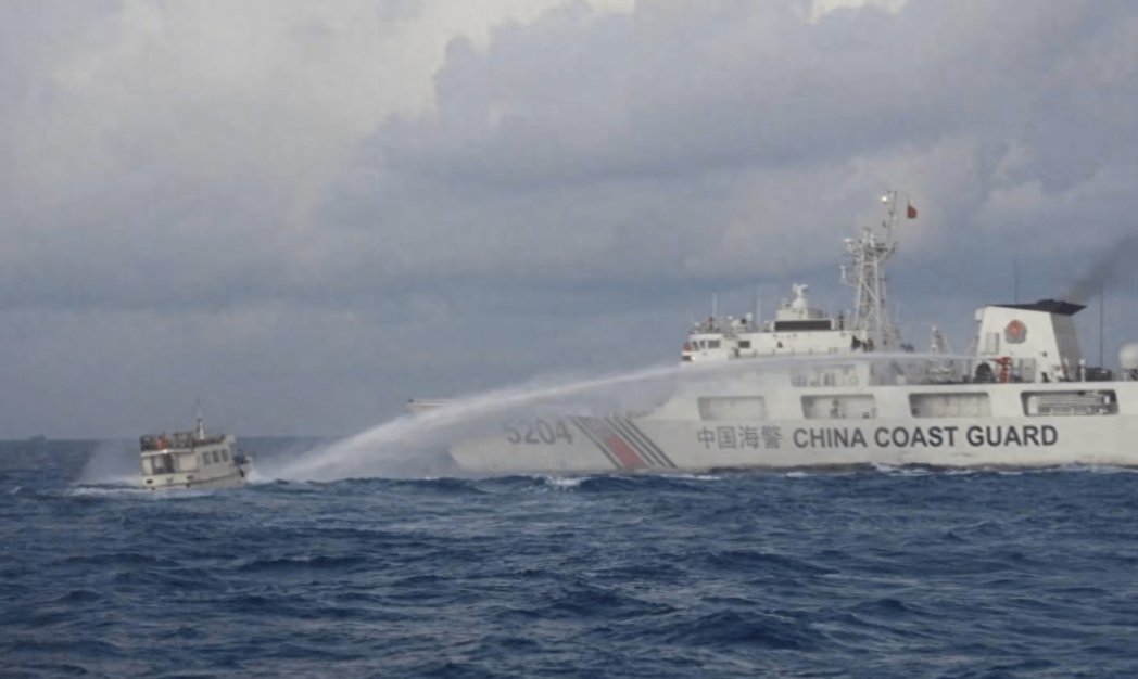 中国海警船的水炮威力有多大？菲律宾补给船的船舷都被干碎了。

菲律宾“卡拉延”号
