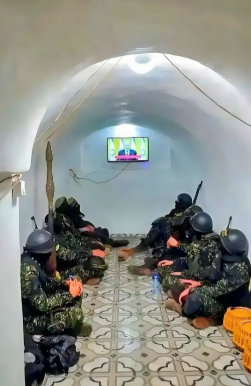 哈马斯放出来的一张图片，显示武装人员在相对舒适的环境里看电视新闻。原话是：他们出