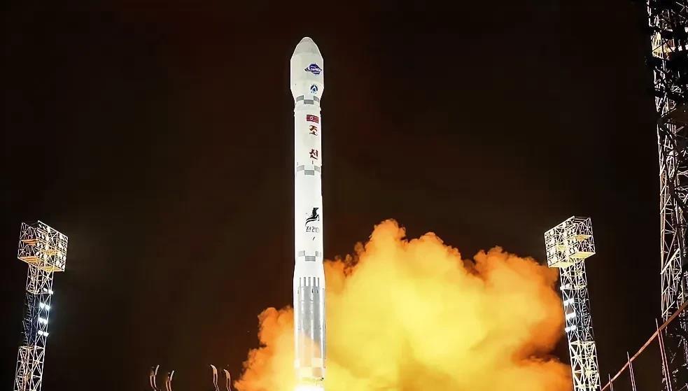 坐不住了！朝鲜使用“千里马-1”型新型卫星运载火箭成功将侦察卫星“万里镜-1”号