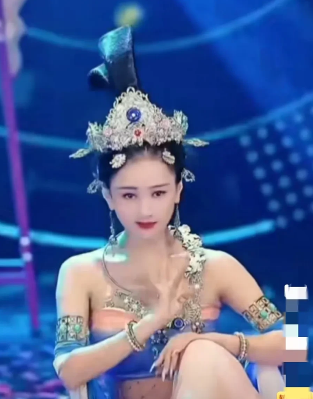 据说这是恒大歌舞团的排行榜：
第一名白珊珊
第二名林丹丹
第三名钱香香
第四名陈