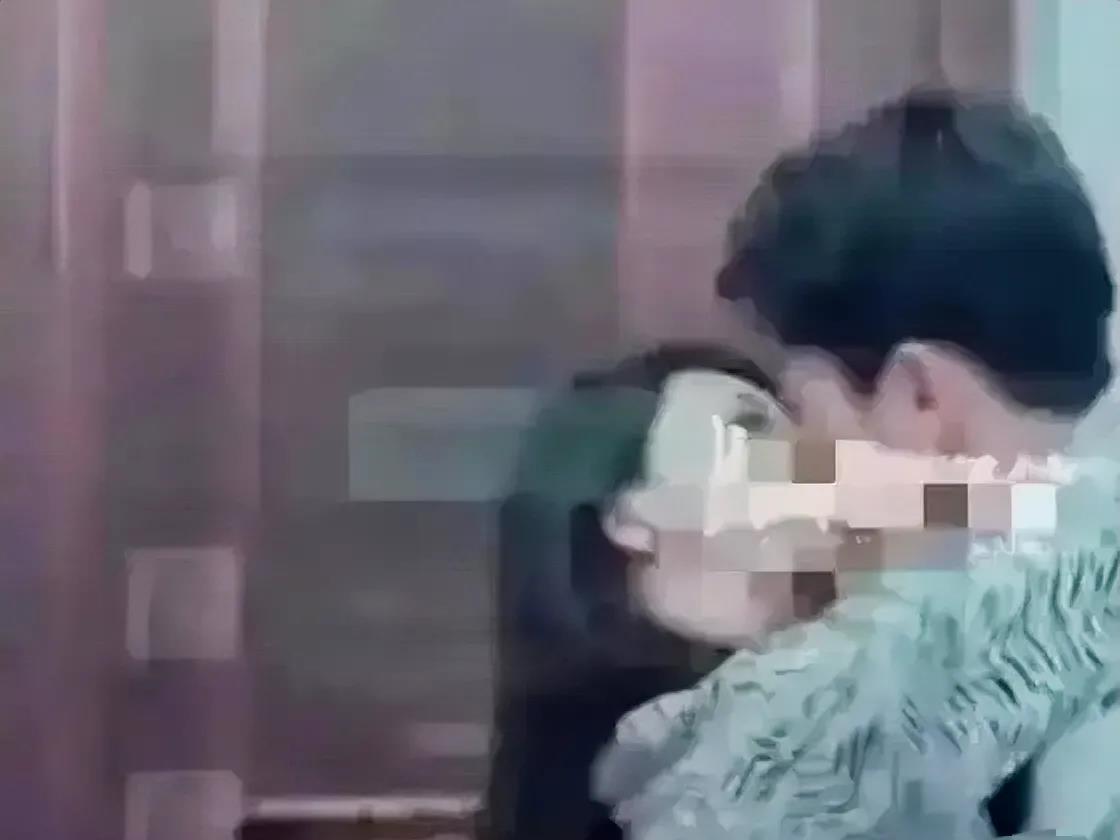 长沙李某平的小男友曝光了！千呼万唤始出来，犹抱琵琶半遮面。

40多岁小李某平对