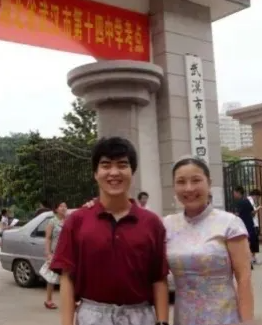 1988年，武汉一名女教师，正沉浸在新婚的生活中。没多久，她就怀孕了。不料，儿子
