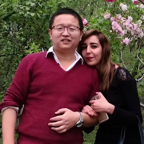 2018年，31岁农村小伙袁鹏，想娶非洲27岁富家女。岳父伸出一指晃了晃，表示彩