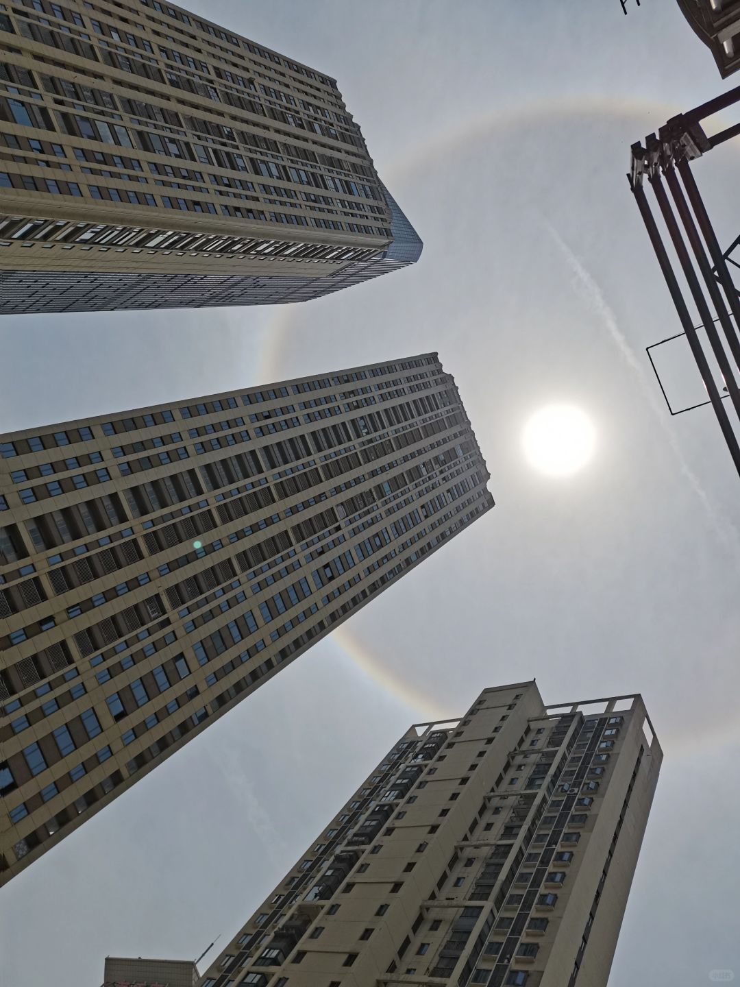 日晕
科普小知识：
太阳周围出现了一圈漂亮的彩环，像被圆形彩虹拥抱着。这种天象叫