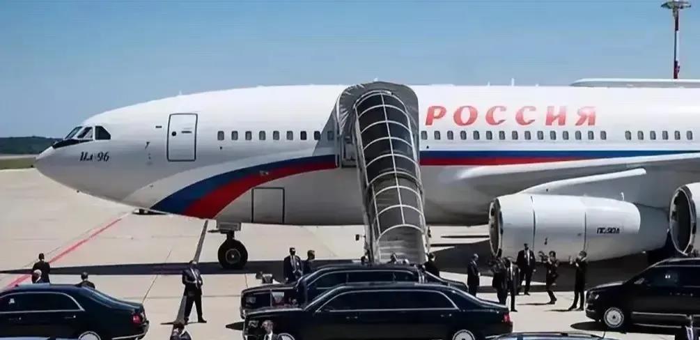 俄罗斯总统专机起飞后曾出现一段时间的速度波动，进入我国空域前关闭了应答机。
出席