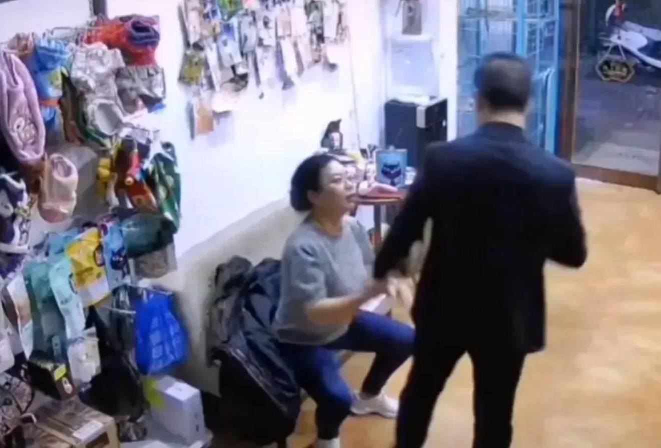 山西运城一40岁中年男子，下班后来到妻子店里，准备等着妻子一起回家。

妻子坐在