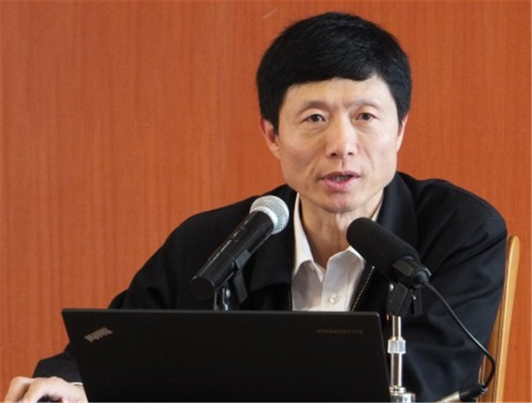 2016年，艾跃进在病床上与自己妻子一起过的最后一个生日，镜头中的他此时虽然露出