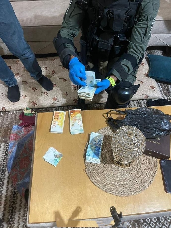以色列总参谋部侦察部队突袭哈马斯藏身地，抓捕33名哈马斯成员，缴获一批武器装备和