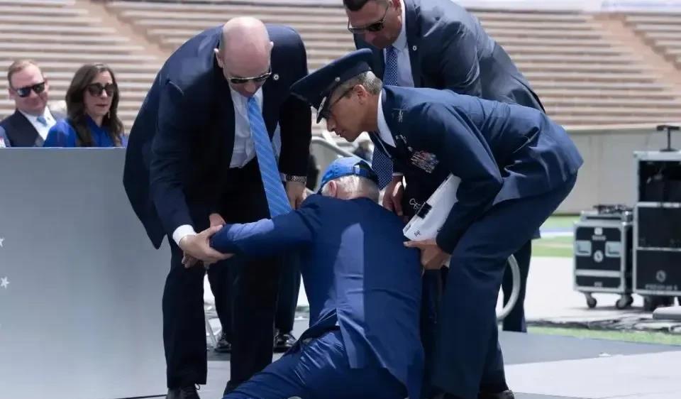 拜登外交场合又出丑！险撞倒旗杆，没跟巴西总统握手就闪人，卢拉明显不悦！

当地时