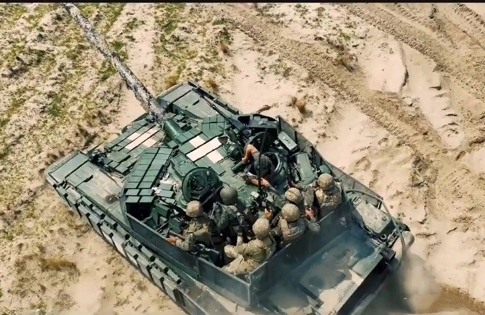 乌克兰步兵现在都坐在坦克炮塔储物箱里了，这是铁包肉了。还确实比苏联步兵只能扒着坦