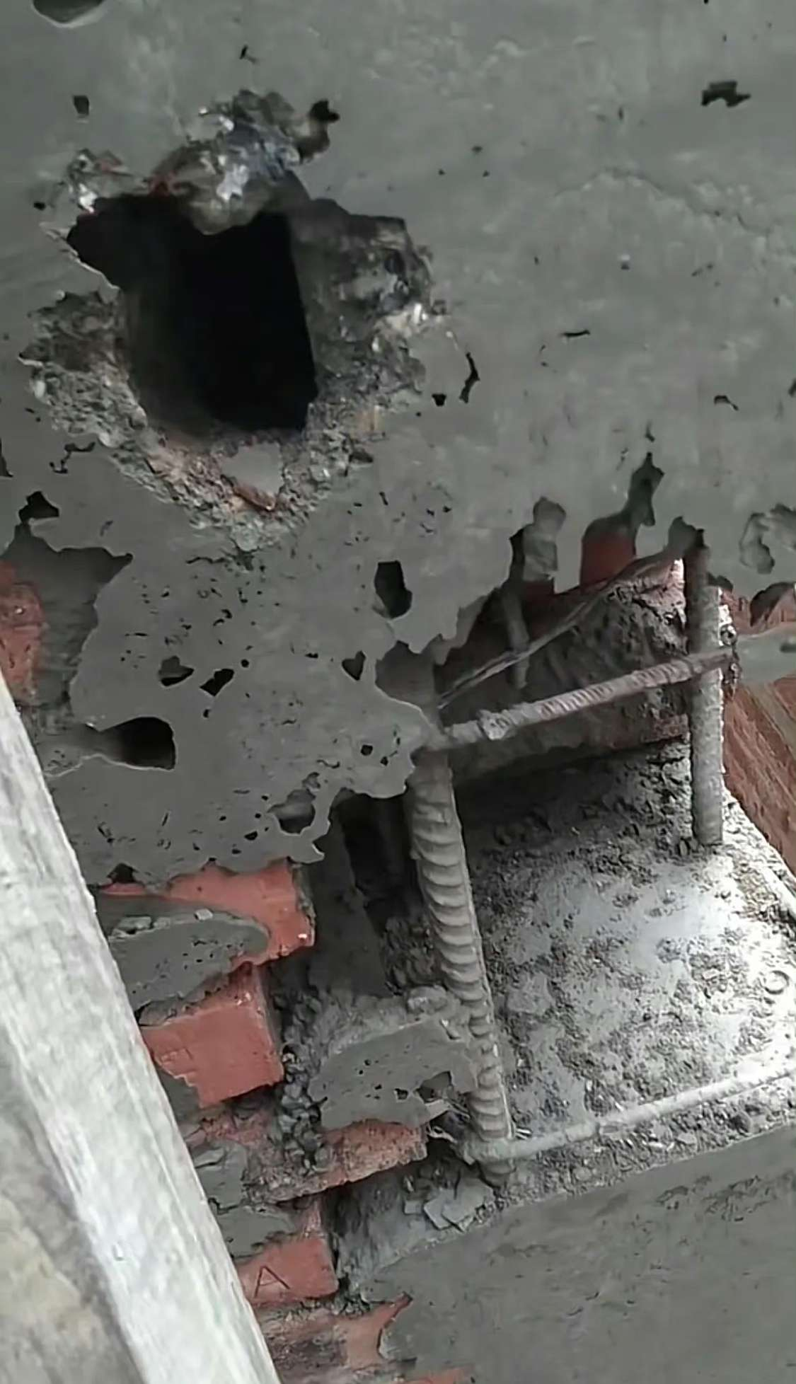 农村自建房，梁柱子拆模后，发现是空鼓的。包工头说这个不要紧，到时用混泥土填实一下