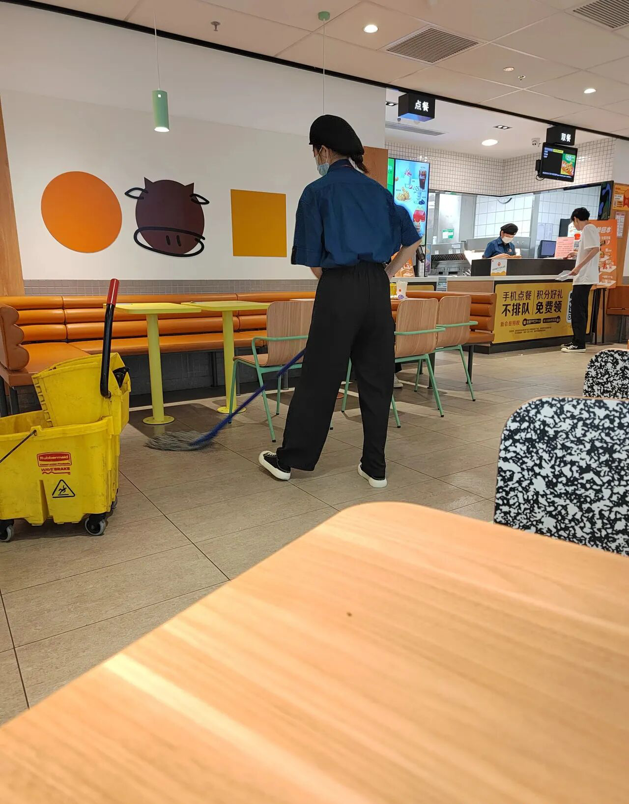 大二的女儿发来消息，小心翼翼的问每月的生活费能不能涨到1800元。我现在还没回女