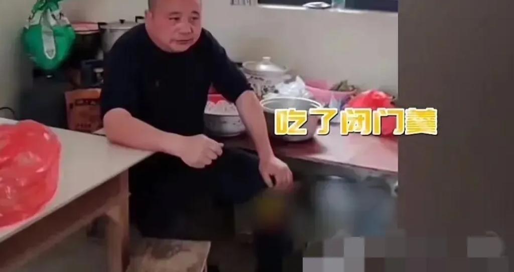 令人心酸！江西爸爸坐1200公里的车去看远嫁女儿，结果女婿对他冷眼相待，而女儿不