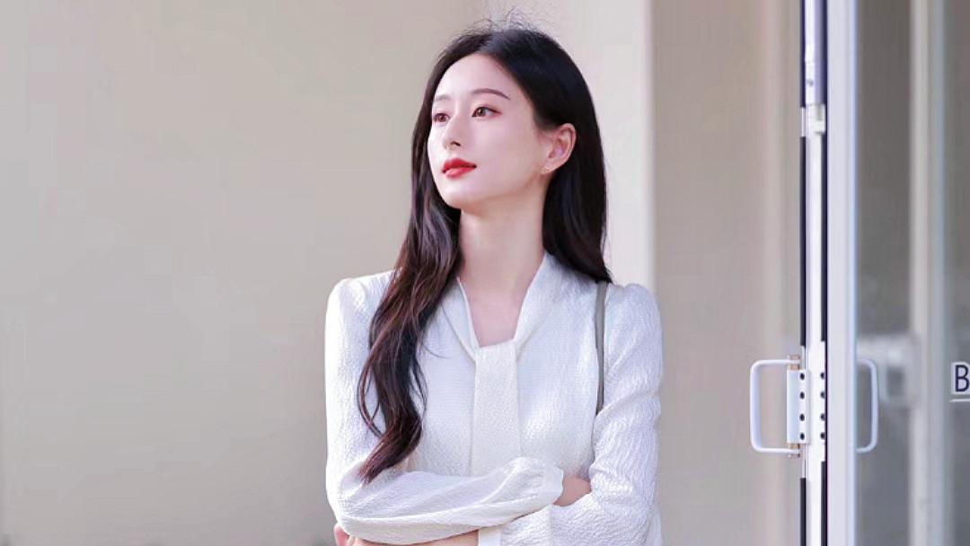 白色连衣裙：简直温柔贤惠的气质，展现出令人赞不绝口的魅力！